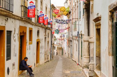 Coimbra, Portekiz - 16 Ekim 2016: Coimbra, Portekiz'in tarihi merkezinin mimarisi. Unesco tarafından 2013 yılından bu yana Dünya Mirası