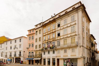 Coimbra, Portekiz - 16 Ekim 2016: Coimbra, Portekiz'in tarihi merkezinin antik mimarisi. Unesco tarafından 2013 yılından bu yana Dünya Mirası