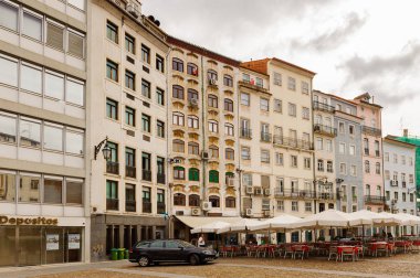 Coimbra, Portekiz - 16 Ekim 2016: Coimbra, Portekiz'in tarihi merkezinin antik mimarisi. Unesco tarafından 2013 yılından bu yana Dünya Mirası