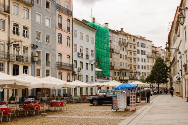 Coimbra, Portekiz - 16 Ekim 2016: Coimbra, Portekiz'in tarihi merkezinin mimarisi. Unesco tarafından 2013 yılından bu yana Dünya Mirası