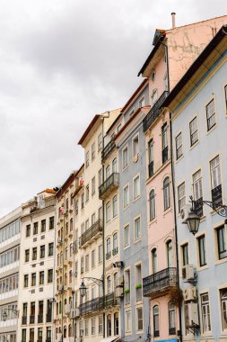 Coimbra, Portekiz - 16 Ekim 2016: Coimbra, Portekiz'in tarihi merkezinin mimarisi. Unesco tarafından 2013 yılından bu yana Dünya Mirası