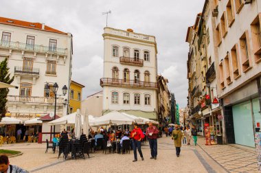 Coimbra, Portekiz - 16 Ekim 2016: Coimbra, Portekiz'in tarihi merkezinin mimarisi. Unesco tarafından 2013 yılından bu yana Dünya Mirası