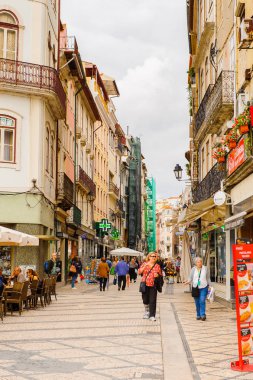 Coimbra, Portekiz - 16 Ekim 2016: Coimbra, Portekiz'in tarihi merkezinin mimarisi. Unesco tarafından 2013 yılından bu yana Dünya Mirası