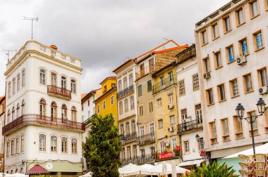 Coimbra, Portekiz - 16 Ekim 2016: Coimbra, Portekiz'in tarihi merkezinin mimarisi. Unesco tarafından 2013 yılından bu yana Dünya Mirası