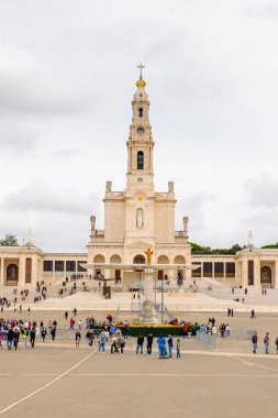 Fatima, Portekiz - 16 Ekim 2016: Tespih Leydimiz Bazilikası, Fatima Tapınağı, Portekiz. Katolik hacılar ve turistler için önemli yerler