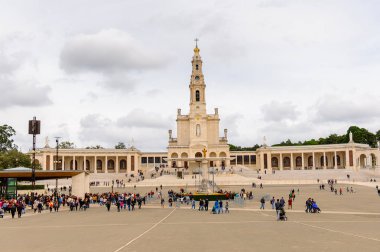 Fatima, Portekiz - 16 Ekim 2016: Tespih Leydimiz Bazilikası, Fatima Tapınağı, Portekiz. Katolik hacılar ve turistler için önemli yerler