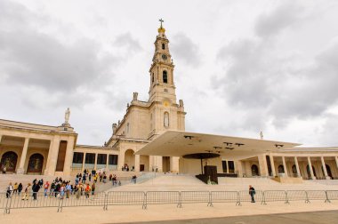 Fatima, Portekiz - 16 Ekim 2016: Tespih Leydimiz Bazilikası, Fatima Tapınağı, Portekiz. Katolik hacılar ve turistler için önemli yerler