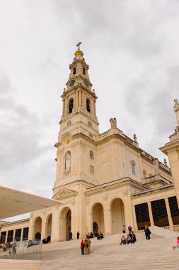 Fatima, Portekiz - 16 Ekim 2016: Tespih Leydimiz Bazilikası, Fatima Tapınağı, Portekiz. Katolik hacılar ve turistler için önemli yerler