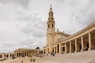 Fatima, Portekiz - 16 Ekim 2016: Tespih Leydimiz Bazilikası, Fatima Tapınağı, Portekiz. Katolik hacılar ve turistler için önemli yerler