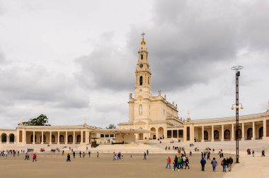 Fatima, Portekiz - 16 Ekim 2016: Tespih Leydimiz Bazilikası, Fatima Tapınağı, Portekiz. Katolik hacılar ve turistler için önemli yerler