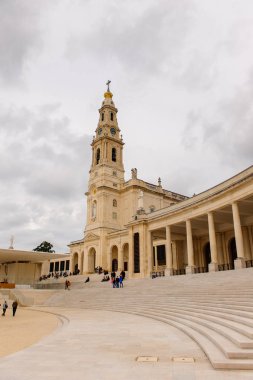 Fatima, Portekiz - 16 Ekim 2016: Tespih Leydimiz Bazilikası, Fatima Tapınağı, Portekiz. Katolik hacılar ve turistler için önemli yerler