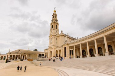 Fatima, Portekiz - 16 Ekim 2016: Tespih Leydimiz Bazilikası, Fatima Tapınağı, Portekiz. Katolik hacılar ve turistler için önemli yerler