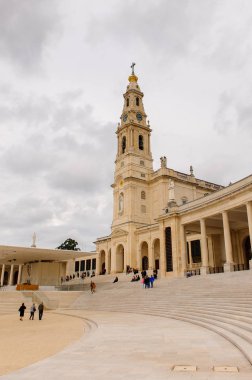 Fatima, Portekiz - 16 Ekim 2016: Tespih Leydimiz Bazilikası, Fatima Tapınağı, Portekiz. Katolik hacılar ve turistler için önemli yerler