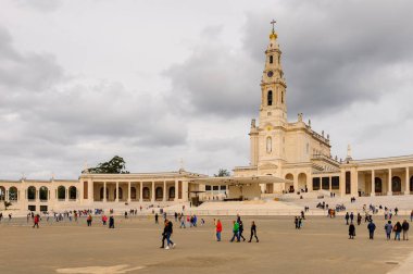 Fatima, Portekiz - 16 Ekim 2016: Tespih Leydimiz Bazilikası, Fatima Tapınağı, Portekiz. Katolik hacılar ve turistler için önemli yerler