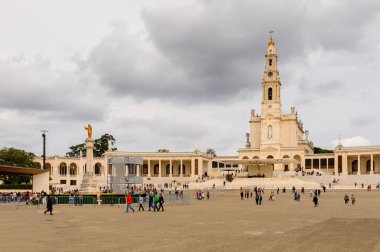 Fatima, Portekiz - 16 Ekim 2016: Tespih Leydimiz Bazilikası, Fatima Tapınağı, Portekiz. Katolik hacılar ve turistler için önemli yerler