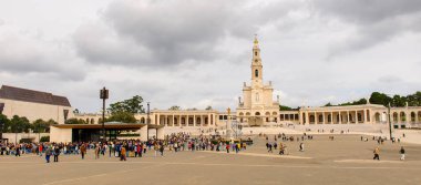 Fatima, Portekiz - 16 Ekim 2016: Tespih Leydimiz Bazilikası, Fatima Tapınağı, Portekiz. Katolik hacılar ve turistler için önemli yerler