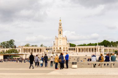 Fatima, Portekiz - 16 Ekim 2016: Tespih Leydimiz Bazilikası, Fatima Tapınağı, Portekiz. Katolik hacılar ve turistler için önemli yerler