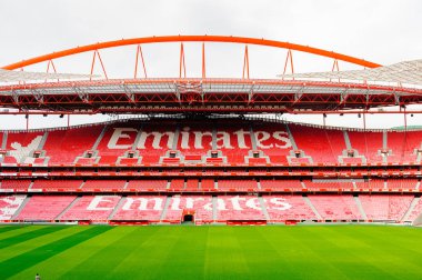 Lizbon, Portekiz - 17 Ekim 2016: Emirates, S.L. Benfica stadyumu Estadio da Luz'daki (Stadium of Light) tribünde imzaatlıyor. Euro 2004 için inşa edilmiştir.