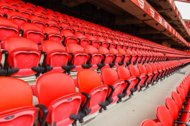 Lizbon, Portekiz - 17 Ekim 2016: Estadio da Luz'un kırmızı koltukları (Stadium of Light), S.L. Benfica stadyumu. Euro 2004 için inşa edilmiştir.