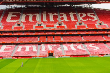 Lizbon, Portekiz - 17 Ekim 2016: Estadio da Luz(Stadium of Light) tribününde Emirates logosu, S.L. Benfica stadyumu. Euro 2004 için inşa edilmiştir.