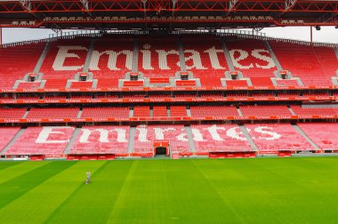 Lizbon, Portekiz - 17 Ekim 2016: Estadio da Luz(Stadium of Light) tribününde Emirates logosu, S.L. Benfica stadyumu. Euro 2004 için inşa edilmiştir.
