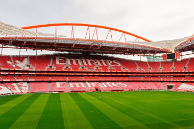 Lizbon, Portekiz - 17 Ekim 2016: Estadio da Luz(Stadium of Light) tribününde Emirates logosu, S.L. Benfica stadyumu. Euro 2004 için inşa edilmiştir.