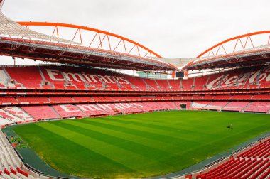 Lizbon, Portekiz - 17 Ekim 2016: Estadio da Luz(Stadium of Light) tribününde Emirates logosu, S.L. Benfica stadyumu. Euro 2004 için inşa edilmiştir.