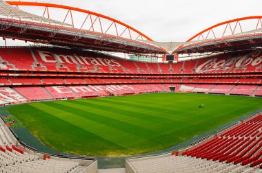Lizbon, Portekiz - 17 Ekim 2016: Estadio da Luz(Stadium of Light) tribününde Emirates logosu, S.L. Benfica stadyumu. Euro 2004 için inşa edilmiştir.