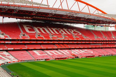 Lizbon, Portekiz - 17 Ekim 2016: Estadio da Luz(Stadium of Light) tribününde Emirates logosu, S.L. Benfica stadyumu. Euro 2004 için inşa edilmiştir.