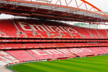 Lizbon, Portekiz - 17 Ekim 2016: Estadio da Luz(Stadium of Light) tribününde Emirates logosu, S.L. Benfica stadyumu. Euro 2004 için inşa edilmiştir.