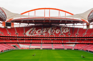 Lizbon, Portekiz - 17 Ekim 2016: Estadio da Luz'daki Coca Cola logosunun Panoraması (Stadium of Light), S.L. Benfica stadyumu. Euro 2004 için inşa edilmiştir.