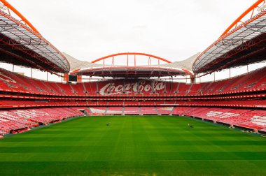 Lizbon, Portekiz - 17 Ekim 2016: Estadio da Luz'daki Coca Cola logosunun Panoraması (Stadium of Light), S.L. Benfica stadyumu. Euro 2004 için inşa edilmiştir.