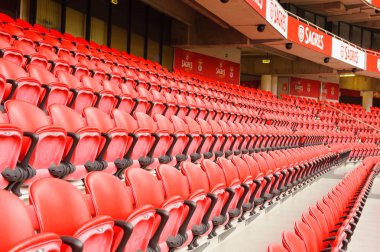 Lizbon, Portekiz - 17 Ekim 2016: Estadio da Luz'un kırmızı koltukları (Stadium of Light), S.L. Benfica stadyumu. Euro 2004 için inşa edilmiştir.