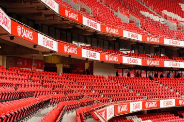 Lizbon, Portekiz - 17 Ekim 2016: Estadio da Luz'un kırmızı koltukları (Stadium of Light), S.L. Benfica stadyumu. Euro 2004 için inşa edilmiştir.