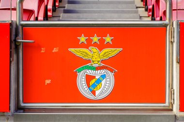 Lizbon, Portekiz - 17 Ekim 2016: Estadio da Luz'da Benfica logosu (Stadium of Light), S.L. Benfica stadyumu. Euro 2004 için inşa edilmiştir.