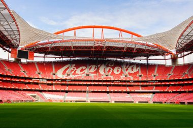 Lizbon, Portekiz - 17 Ekim 2016: Estadio da Luz'da Coca Cola logosu (Stadium of Light), S.L. Benfica stadyumu. Euro 2004 için inşa edilmiştir.