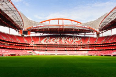 Lizbon, Portekiz - 17 Ekim 2016: Estadio da Luz'da Coca Cola logosu (Stadium of Light), S.L. Benfica stadyumu. Euro 2004 için inşa edilmiştir.