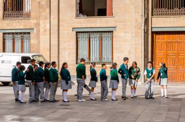Mexico City, Mex - Eki 27, 2016: National Palace'da kimliği belirsiz öğrenciler (Palacio Nacional), Mexico City'deki federal yöneticinin koltuğu