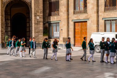Mexico City, Mex - Eki 27, 2016: National Palace'da kimliği belirsiz öğrenciler (Palacio Nacional), Mexico City'deki federal yöneticinin koltuğu