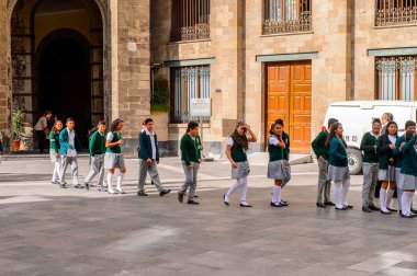 Mexico City, Mex - Eki 27, 2016: National Palace'da kimliği belirsiz öğrenciler (Palacio Nacional), Mexico City'deki federal yöneticinin koltuğu