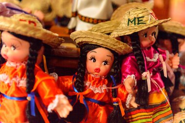 Mexico City, Mex - Eki 27, 2016: Hediyelik eşya dükkanında geleneksel elbiseli küçük Meksikalı bebekler, ülkeyi ziyaret eden turistler için popüler bir yer