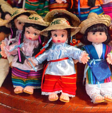 Mexico City, Mex - Eki 27, 2016: Hediyelik eşya dükkanında geleneksel elbiseli küçük Meksikalı bebekler, ülkeyi ziyaret eden turistler için popüler bir yer