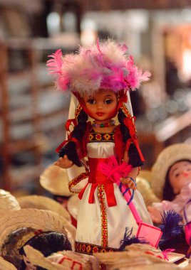 Mexico City, Mex - Eki 27, 2016: Hediyelik eşya dükkanında geleneksel elbiseli küçük Meksikalı bebekler, ülkeyi ziyaret eden turistler için popüler bir yer