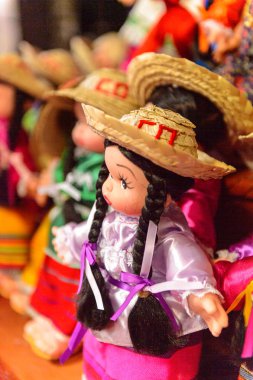 Mexico City, Mex - Eki 27, 2016: Hediyelik eşya dükkanında geleneksel elbiseli küçük Meksikalı bebekler, ülkeyi ziyaret eden turistler için popüler bir yer