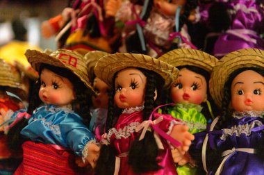 Mexico City, Mex - Eki 27, 2016: Hediyelik eşya dükkanında geleneksel elbiseli küçük Meksikalı bebekler, ülkeyi ziyaret eden turistler için popüler bir yer