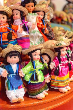 Mexico City, Mex - Eki 27, 2016: Hediyelik eşya dükkanında geleneksel elbiseli küçük Meksikalı bebekler, ülkeyi ziyaret eden turistler için popüler bir yer