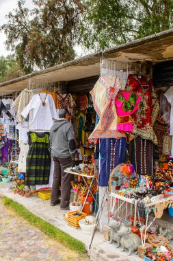 Teotihuacan, Meksika - 27 Ekim 2016: Turistler arasında popüler olan orijinal geleneksel Meksika hediyelik eşya ve giyim pazar yeri.