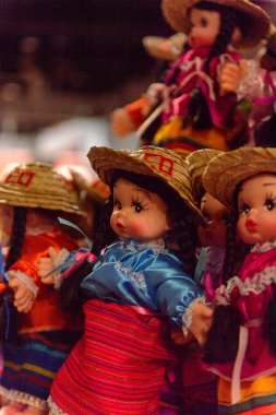 Mexico City, Mex - Eki 27, 2016: Hediyelik eşya dükkanında geleneksel elbiseli küçük Meksikalı bebekler, ülkeyi ziyaret eden turistler için popüler bir yer