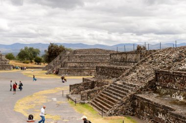 Teotiucan, Meksika - 27 Ekim 2016: Teotihuacan Piramitleri, Kolomb öncesi Amerika'da inşa edilmiş birçok Mesoamerican piramidinin bulunduğu yer. Unesco Dünya Mirası