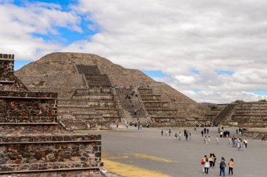 Teotiucan, Meksika - 27 Ekim 2016: Teotihuacan'daki Ay Piramidi (Piramide de Luna), Kolomb öncesi Amerika'da inşa edilmiş birçok Mezoamerikan piramidinin bulunduğu yer. Unesco Dünya Mirası